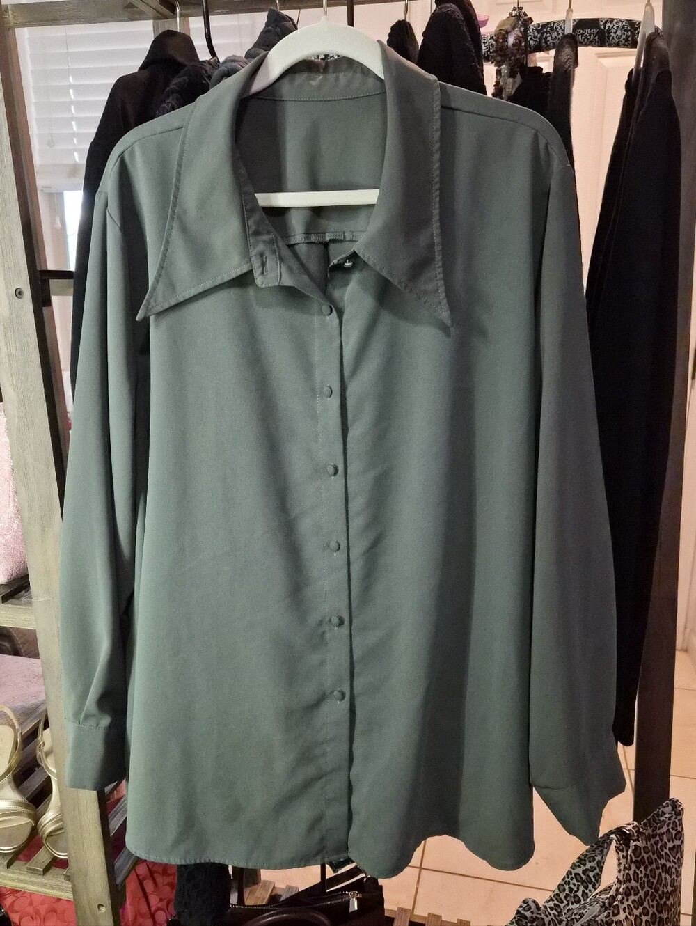 Button-Up Unisex Shirt in Olive Green